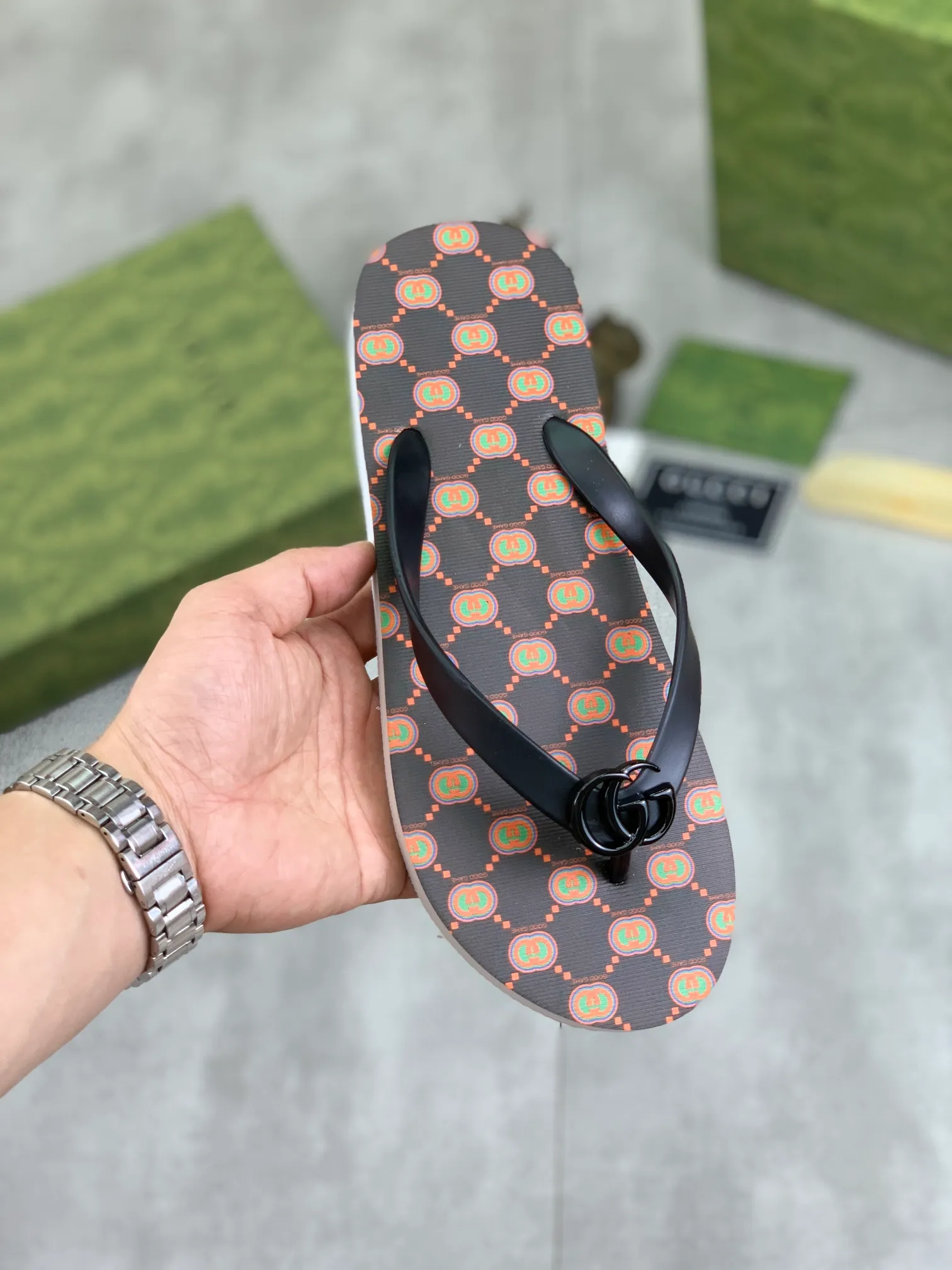 Men's men's shoes 💰P220💰【New style】🆘【GUCCI】Official website's popular Gucci adult couple 🧑‍🤝‍🧑 style, children's flip-flops are on sale at the counter simultaneously! Original fabric imported from Italy. Original bottom provided by the original factory. Size: Adult 36-45. Children’s size: 30-37. Multiple colors available.